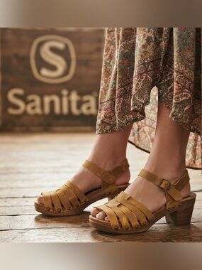 Authentic Sanita designer distressed Sueded leather clogs sandals Sz 8 Euro 38